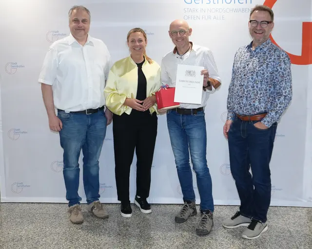 Von links: Ralf Seemiller, Sachgebietsleitung Tiefbau, Susanne Olita, Erste Bürgermeisterin, Jürgen Heichel, Tiefbau, und Markus Naß, Stadtbaumeister und Fachbereichsleiter Bauamt, gratulierten Jürgen Heichel zu seinem 25-jährigen Dienstjubiläum. | Foto: Kai Schwarz / Stadt Gersthofen