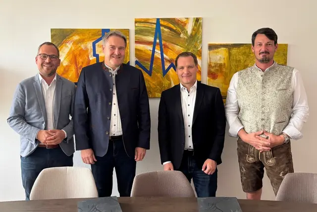Unterzeichneten im Rahmen des Michaelimarkts die Wärmelieferverträge für fünf Mehrfamilienhäuser in Schwabmünchen (v. l.): Xaver Schwarzenbach (Leiter Abteilung Technik, WBL), Andreas Oberhofer (Geschäftsführer, WBL), Matthias Böck (Geschäftsführer, WVS) und Benjamin Schorer (Aufsichtsratsvorsitzender WVS und Erster Bürgermeister der Stadt Schwabmünchen). | Foto: Stadt Schwabmünchen