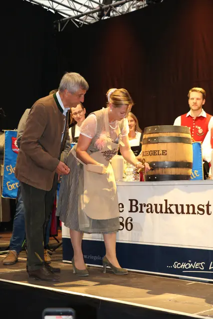 Premiere für die neue Bürgermeisterin Susanne Olita: Erster Fassanstich auf der Kirchweih Gersthofen. Fazit: Noch ausbaufähig