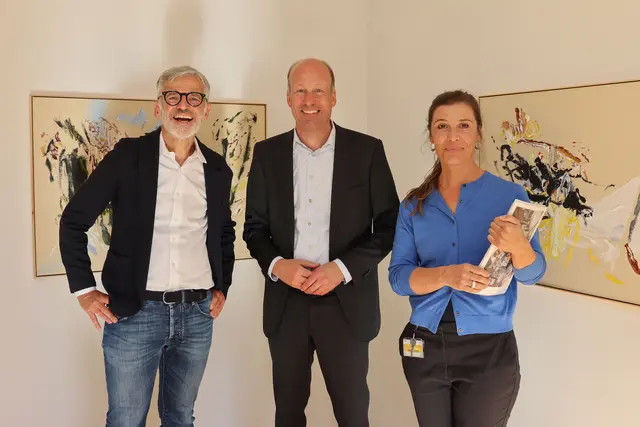 Landrat Martin Sailer (Mitte) freut sich gemeinsam mit Christina Sammüller, der Kulturbeauftrag�ten des Landkreises Augsburg, und Michael Kiessling, Galerist des Kunstraums am Pfarrhof Lei�tershofen, auf die Tage der offenen Ateliertür 2026 | Foto:  Annemarie Scirtuicchio