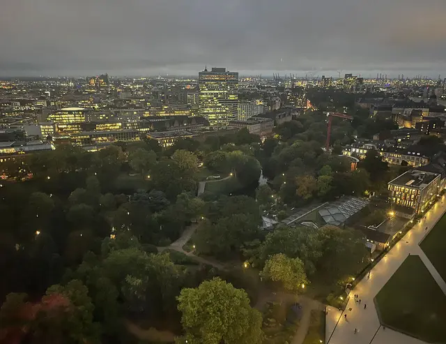 Es wird Abend in Hamburg: Blick über den Park Planten un Blomen auf Hamburg