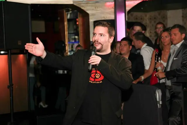 Dominik Wachta, Mastermind hinter DJ Dominik Wachta &amp; friends ist ein echter Entertainer. TV &amp; Radio Moderator, Modelagenturchef, Gründer von Österreichs Nächstes Topmodel und erfolgreicher Musikproduzent.  | Foto: zur Verfügung gestellt