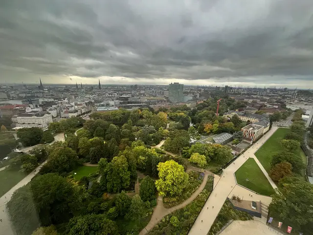 Blick über den Park Planten un Blomen auf Hamburg