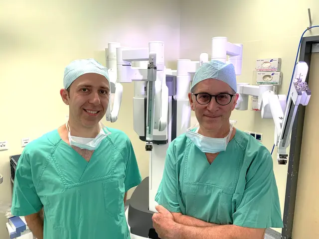 Das Foto zeigt Dr. Nour Alkhanji (links) und Dr. Norbert Hennes vor dem DaVinci-Robotersystem.
Foto: Helios
