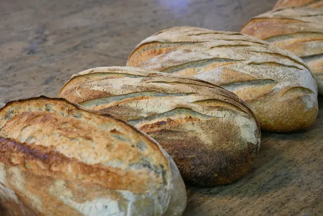 Frisch gebackene, knusprige Brotlaibe – echtes Handwerk vom Korn bis zum Genuss. | Foto: Tanya Paquet / Unsplash 