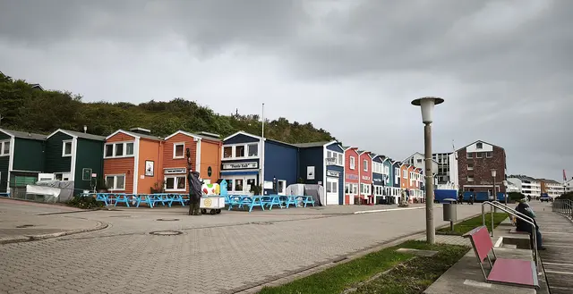Promenade im Unterland: Gleich links an der Häuserreihe entlang geht eine recht bequeme Straße hinauf zum Oberland.  | Foto: Shima Mahi