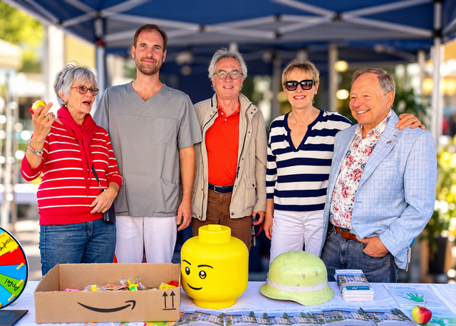 Unter der Leitung von Dr. Nikolas Haller und Daniela Scherrüble präsentierte der Förderverein Krankenhaus Friedberg e.V. eine Leistungsübersicht auf dem Friedberger Matthäus Markt. Die Marktbesucher konnten sich über die bisherige Arbeit des Vereins, die Projekte und die Investitionen informieren. Im Bild v.l.: Brigitte Dannhäuser-Lehmann, Dr. Niklas Haller, Dr. Peter Bergmair, Margit Lucchesi und Franz Reißner | Foto: Franz Reißner