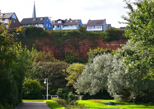 Im Kurpark: Hier sieht man gut, wie die Häuser auf dem Felsen stehen. | Foto: Shima Mahi