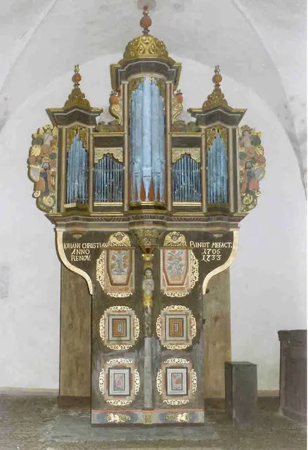 Die dritte Orgel
Dieses Instrument wurde von Johann Christian Rindt aus Hatzfeld gebaut. Es stand von 1706 bis 1870 in der St. Johanneskirche.