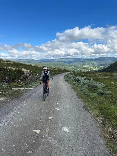 Eva Maria Soika ist - um Mitternacht(!) - per Rad unterwegs durch die Weiten der norwegischen Landschaft | Foto: Eva Maria Soika / ＡＤＦＣ Langenhagen