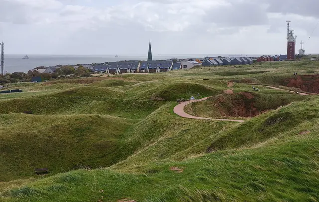 Das sind alles ehemalige Bombentrichter. Nach dem Krieg wollten die Briten die Insel sprengen, aber Helgoland blieb standhaft. | Foto: Shima Mahi