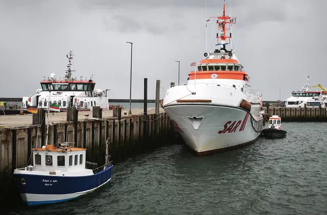 Großes Schiff mit sehr kleinem Schiffchen | Foto: Shima Mahi