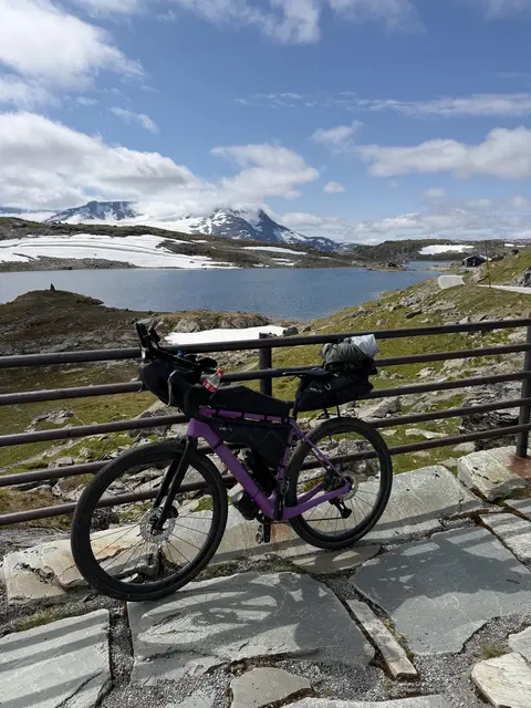 Beeindruckt am norwegischen Gletscher und dem Gletschersee. Beeindruckend ist aber auch die "Qualität" des Weges, unten im Bild, wie auch im Vortrag vorgestellt wird | Foto: Eva Maria Soika / ＡＤＦＣ Langenhagen
