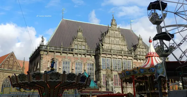 Bremen entdecken (Foto: Katja Woidtke)

Ischa Freimaak! Vor dem historischen Rathaus drehen sich noch bis zum 01. November beim Bremer Freimarkt Karussels und der Duft von gebrannten Mandeln liegt in der Luft. | Foto: Katja Woidtke