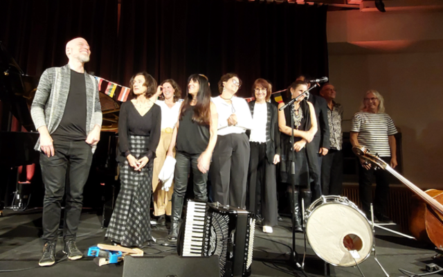 Bild mit den Künstlern v.l.n.r: Daniel Pircher (Trio Fado), Maria Carvalho Trio Fado), Anita Obwegs, Philipp Schörhuber (verdeckt), Corinne, Anne, Katia, Lucile (alle Cartouche), Felipe Sauvageon, Michel Grosjean (Cartouche), Fehlen: Colm Egan, Alessandro Lazzarini, Wolfgang Krämer (für Alessandro am Flügel)  | Foto: Thorsten Frank