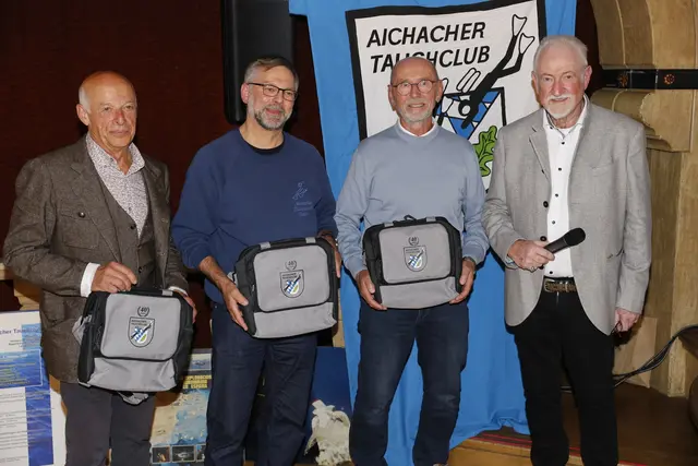 Geehrt wurden noch die ehemaligen und verdienten Mitglieder Wolfgang Friedmann, Peter Stanzl und Rudi Bergmann, hier mit Axel Kern | Foto: Tauchclub Aichach