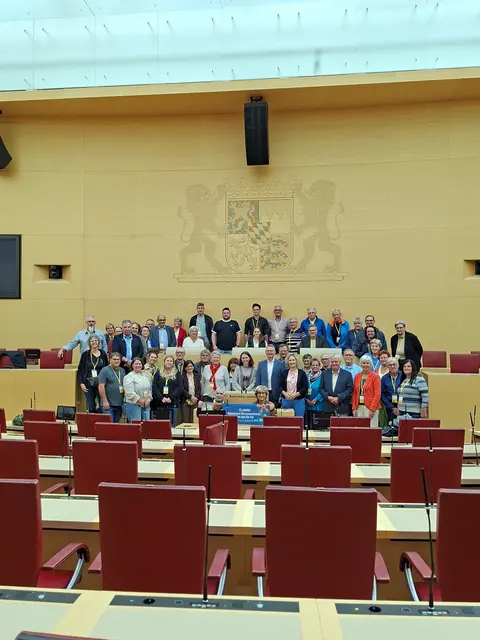 Ehrenamtskarteninhaberinnen und -inhaber aus dem Landkreis Aichach-Friedberg mit Abgeordneten des Bayerischen Landtages.  | Foto: Christina Wehrmann