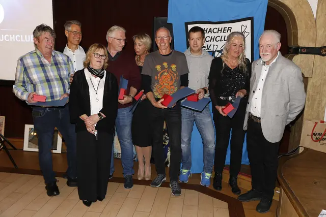 Alle Geehrten (von links): Christoph Schillinger, Thomas Sixta, Herta Salomon, Hans Bordan, Renate Kosuchowski, Erwin Wastl, Tim Kern, Carmen Kreutmeier, Axel Kern | Foto: Tauchclub Aichach