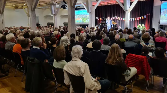 Über 300 Gäste füllen den Großen Saal im Schloss | Foto: Peter Halke