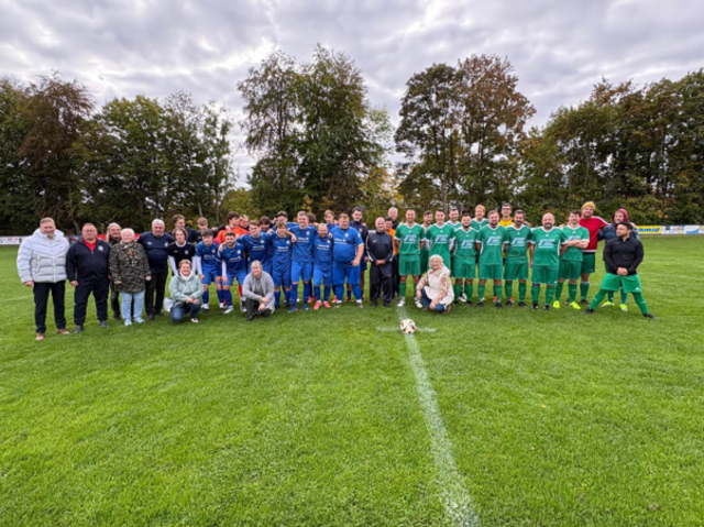 Stehend 1. von links 1. Bgm Richard Greiner
Stehend 5. von links 1. Vorstand TSV 1886 Markkleeberg Mario Braun
Kniend 3. Von links Monika Uhl 1. Vorstand Partnerschaftsverein Neusäß/ Markkleeberg
 | Foto: Ulrike Witt