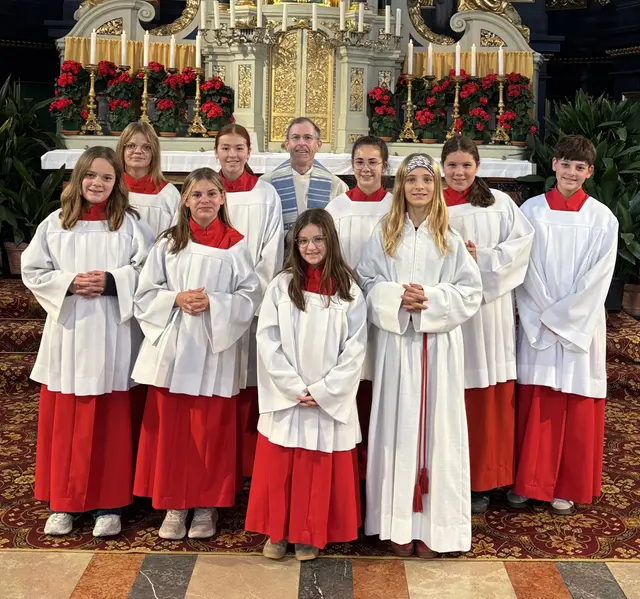 Stadtpfarrer Herbert Gugler mit den Ministranten in der Basilika