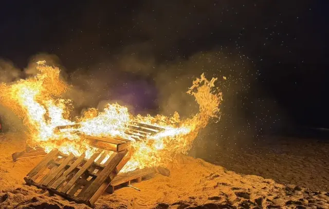 Symbolbild: Ein kleines Feuer kann schnell außer Kontrolle geraten - eine Mahnung, wo hemmungslose Randale hinführt | Foto: Hildegard Grygierek