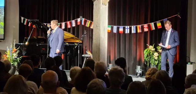 Landrat Dr. Marc Sturm begrüßt die Gäste im Wittelsbacher Schloss zum Konzert | Foto: Peter Halke