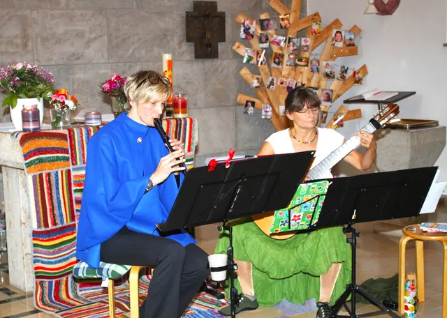 Beim Benefizkonzert in der Meitinger Johanneskirche für Familien mit unheilbar erkrankten Kindern zogen die beiden Musikerinnen Susanne Steuerl (links) und Erika Bier vor der vollbesetzten Kirche alle Register ihres großartigen musikalischen Könnens. | Foto: Peter Heider