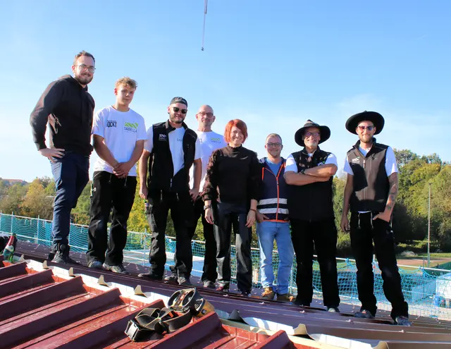 Lauingens 1. Bürgermeisterin Katja Müller (Mitte) mit Niklas Wendland, Stadtbauamt Lauingen (links), Maurizio und Alessandro Sabella (beide rechts), Sascha Jüttner, Lauinger Stadtbauamt (dritter von rechts) sowie Mitarbeitern von Sabella Holzbau und Zimmerei.