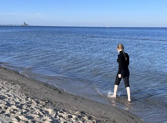 Einen Tag wanderten wir nach Ahlbeck. Meine Enkelin prüft die Wassertemperatur:). 
Am Horizont die Brücke von Heringsdorf. 