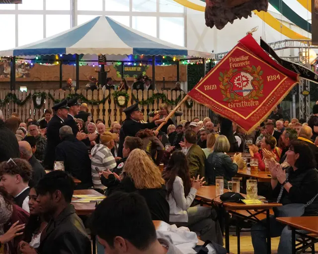 Fahneneinzug in HABO’s Festschänke zur Eröffnung der Kirchweih Gersthofen 2026. | Foto: Stadt Gersthofen (Kai Schwarz)