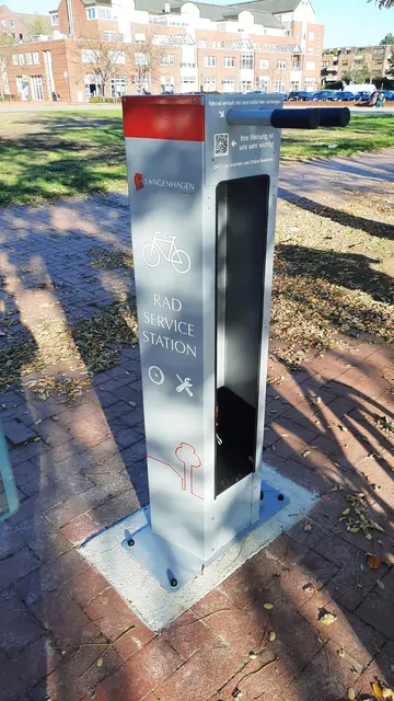 11 Bilder von der Fahrrad-Reparatur-Station an der U1-Haltestelle "Langenhagen Mitte": Auch die ist - natürlich - in BEIDEN Karten drin | Foto: ＡＤＦＣ Langenhagen