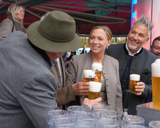 Freibierausschank zur Eröffnung der Kirchweih Gersthofen 2026. Bernhard „Happi“ Happacher, Festwirt, Susanne Olita, Erste Bürgermeisterin, mit ihrem Mann Gerardo Olita.  | Foto: Stadt Gersthofen (Kai Schwarz)