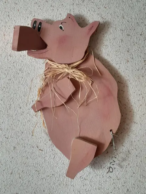 https://www.beispielklagen.de/bilder2/Die.Hartz.IV.Sau.Ursula.jpeg
Die die.Hartz.IV.Sau.Ursula ist eine Holzarbeit aus dem Jahr 2011.
Anlass war die Irreführung bei der Regelsatzerhöhung von 359,00 € (2010) auf 364,00 € (2011) bei gleichzeitigen Streichungen von  Ausgaben für Haustierfutter, Schnittblumen, Alkohol und Tabakwaren sowie Ausgaben für den Kauf von Krafträdern und Fahrrädern. 
(https://harald-thome.de/files/pdf/media/Aufteilung-RB-2011-2015.pdf)

Die Holzarbeit verdeutlicht dies indem das "amputierte rechte Hinterbein" vorn wieder als Futter zugeführt wird. | Foto: www.beispielklagen.de