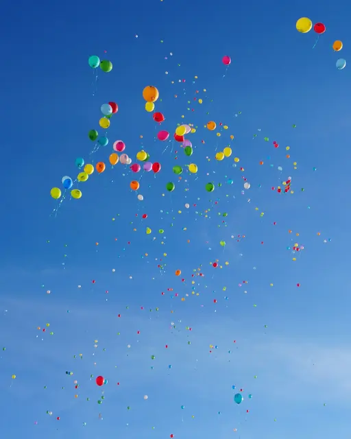 Beim Luftballonstart gingen viele bunte Ballon auf die Reise. | Foto: Stadt Gersthofen (Kai Schwarz)
