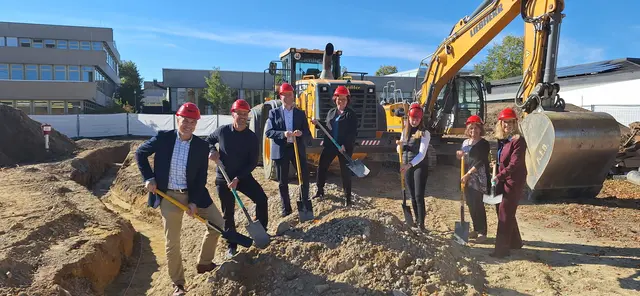Bürgermeister Ben Matthes, Marktbaumeister Peter Finkenzeller, stellv. Landrat Florian Mair, Architektin Wenderlein (Büro Hirner und Riehle), Nele Hofmann (Bauunternehmen Dobler) sowie die Leiterin der Mittagsbetreuung Jeannette Schlag und Rektorin Daniela Wörle. | Foto: Markt Zusmarshausen