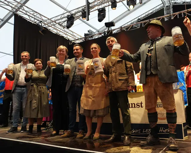 Von links: Florian Diebold, Schausteller, Kerstin Härle, Stadt Gersthofen, Melanie Schappin, Stadträtin und Marktreferentin, Patrick Haas, Stadtrat und Marktreferent, Susanne Olita, Erste Bürgermeisterin, Dr. Sebastian Priller, Riegele, und Bernhard „Happi“ Happacher, Festwirt HABO’s Festschänke, freuen sich über den erfolgreichen Fassanstich. | Foto: Stadt Gersthofen (Kai Schwarz)