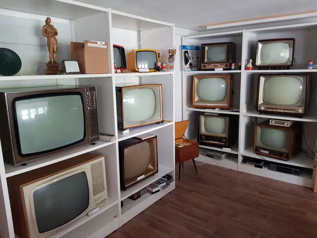 Jetzt sind sie noch ausgeschaltet - die alten Schwarz-Weiß-Fernseher. Am 21. Oktober ab 14 Uhr werden dort alte fernsehsendungen wie die Hitparade gezeigt. | Foto: Otto Killensberger