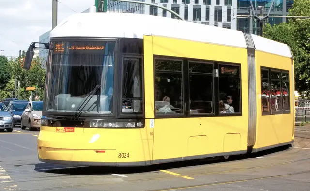 Die gelben Straßenbahn im heutigen Berliner Stadtbild.