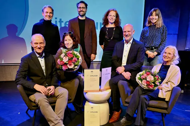 Die strahlenden Gewinnerinnen und Gewinner (sitzend: Klaus Tigges, Fee Katrin Kanzler und ganz rechts: Silvia Berger, zusammen mit ihren Laudatoren (hinten stehend: Sebastian Seidel vom Sensemble-Theater, Dr. phil. Julian Werlitz, Prof. Dr. Bettina Bannasch und Theresia Dingelmaier von der Uni Augsburg). In der Mitte sitzend: Bezirksheimatpfleger Christoph Lang.  | Foto: Andreas Lode