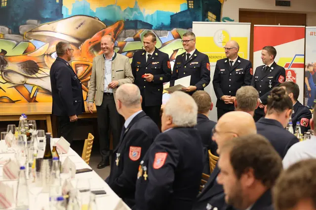 Landrat Martin Sailer würdigte kürzlich im Rahmen einer Feierstunde ehrenamtlich Tätige im Feuerwehrwesen.
 | Foto: Julia Pietsch