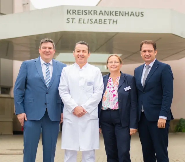 Bei der Vorstellung des neuen Chefarztes für Allgemein-, Viszeral-, Gefäß- und Thoraxchirurgie im Bild (von links): Aufsichtsratsvorsitzender und Landrat Markus Müller, Chefarzt Dr. Horia Orasteanu, Dr. Elke Frank (Geschäftsführerin KHDW) und Oberbürgermeister Frank Kunz (Stv. Aufsichtsratsvorsitzender). | Foto: Jan Koenen / Stadt Dillingen 