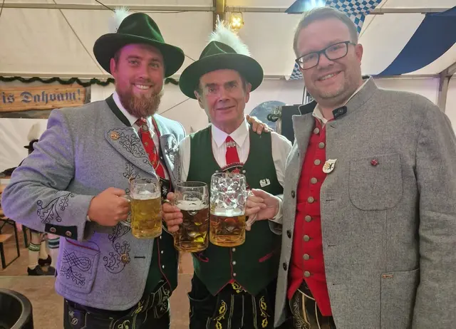 Günzburgs Zweiter Bürgermeister Stefan Baisch (rechts) und Michael 
Demharter vom Heimat- und Volkstrachtenverein Edelweiß Günzburg (links) stoßen gemeinsam mit Helmut Amberger (Vorsitzender des Vereins der Bayern in Berlin) auf das Vereinsjubiläum an.
 | Foto: Stadt Günzburg