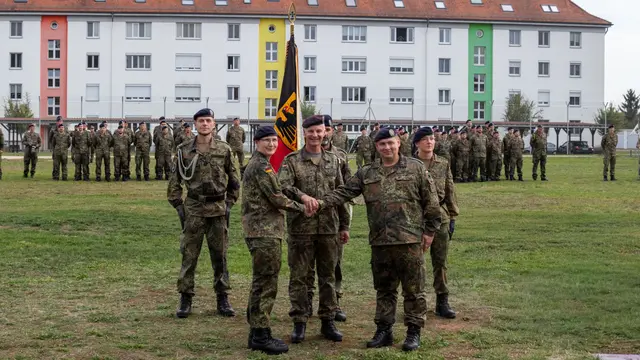  Die Kommandeurin des Informationstechnikbataillons 292, Frau Oberstleutnant Sandra Matuszewski (Bildmitte), verabschiedete den langjährigen stellvertretenden Bataillonskommandeur, Oberstleutnant Thomas Schmidt (links im Bild), und übertrug das Kommando des „Stellvertreters“ auf Frau Oberstleutnant Sarah-Christin Geissler (rechts im Bild). | Foto: Eric Oehme