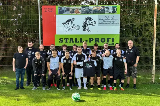 Neue Trikots und Trainingsanzüge für den Vereinssport in Hamminkeln: Die Firmen Schachtschneider und Stall-Profi unterstützen die Ringenberger Vereinsabteilungen mit Sport- und Vereinskleidung. Steffen Buchner von der Firma Schachtschneider ist auf dem Foto ganz links zu sehen.