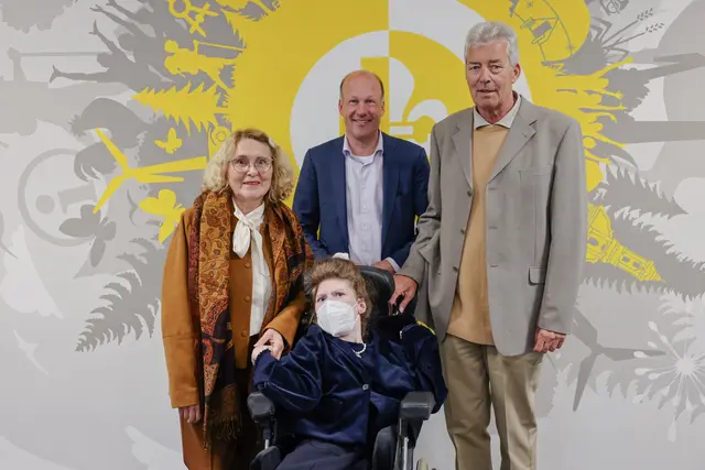 Landrat Martin Sailer (Mitte) überreichte kürzlich den Kunstpreis 2026 an die Königsbrunner Autorin Veronika Raila (Mitte) für ihre herausragenden Leistungen im Bereich Belletristik. Begleitet wurde die Preisträgerin von ihren Eltern, Dr. Petronilla Raila (links) und Uwe Raila (rechts). | Foto: Julia Pietsch