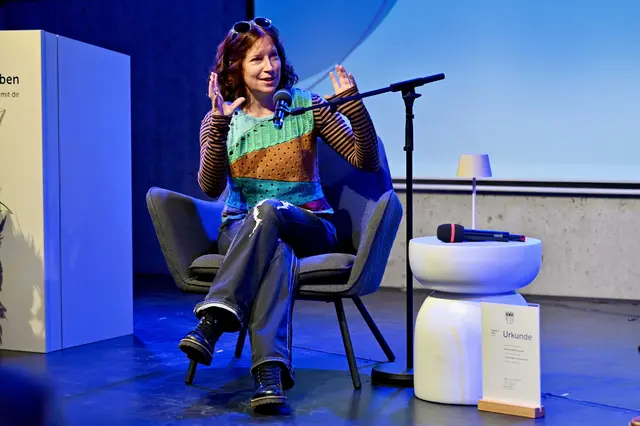: Lebhaft im Gespräch: Die erste Preisträgerin des diesjährigen Schwäbischen Literaturpreises: Fee Katrin Kanzler. | Foto: Andreas Lode