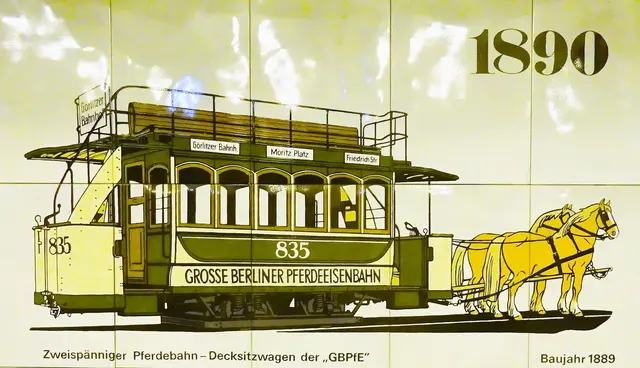Die ersten Straßenbahnen wurden von Pferden gezogen.
