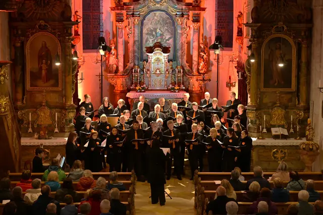 Vor der prachtvollen Kulisse des barocken Hochaltars erfüllt der Gesangverein Binswangen die Kirche mit festlichen Klängen. Das warme Licht und die feierliche Atmosphäre verleihen dem Konzert einen besonders stimmungsvollen Rahmen.  | Foto: Jasmin Winter