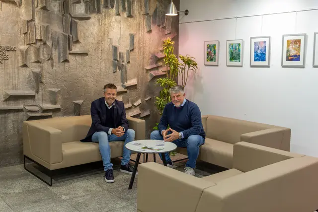 Auf dem Foto sind Martin Gösele, Vorstand der Wertachkliniken (li) und der Vorsitzenden des Fördervereins der Wertachklinik Bobingen, Bernd Müller (re), zu sehen, die auf den neuen Sitzmöbeln im Foyer der Wertachklinik Bobingen sitzen